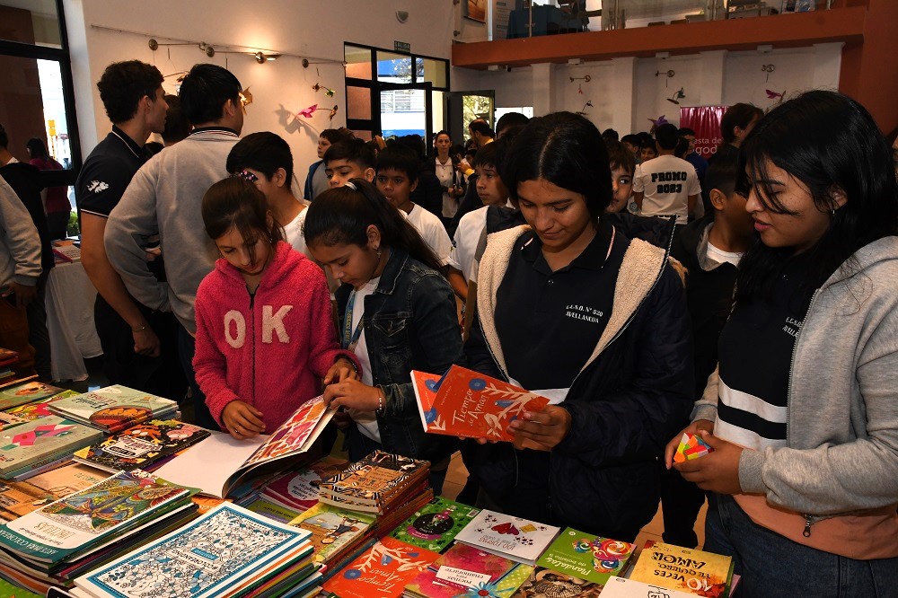 Con espectáculos, libros y talleres continúa la Feria del libro “Leer, soñar, crecer” en Avellaneda